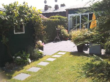 Garten mit Hinteransicht auf das Haus