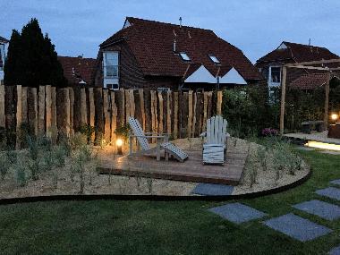 Der sch�ne Garten mit Strand und Sonnendeck im Feirenhaus Deichkr�nchen