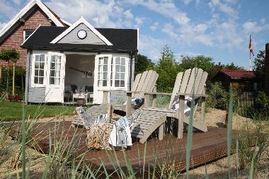 Strandhaus mit Sonnendeck im Garten vom Feirenhaus Deichkr�nchen