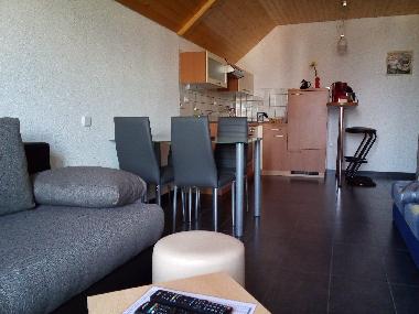 K�che mit Sitzplatz und Sofa