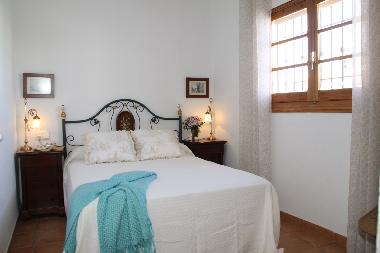 Schlafzimmer mit eingebautem Kleiderschrank / Wandschrank und Klimaanlage (warm/kalt)