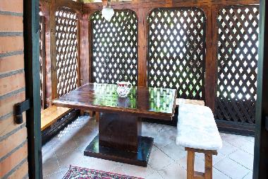 Bedeckte Veranda mit Sitzplatz