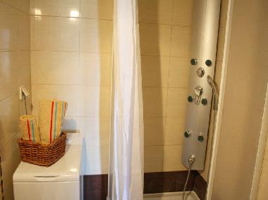 Badezimmer mit Dusche und Badewanne