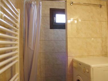 Bad mit Dusche und Waschmaschine