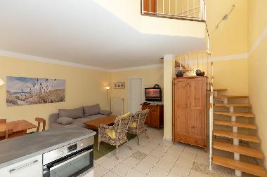 Wohnbereich mit Treppenaufgang zur Empore und dem Schlafzimmer
