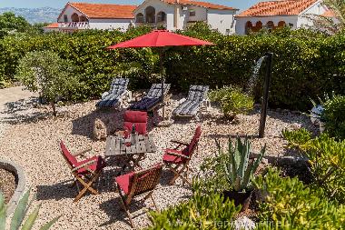 Gartendusche mit Liegesthlen