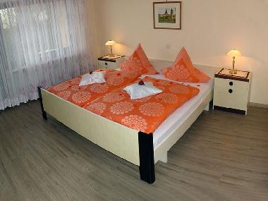 Schlafzimmer 1 / Gr17m Doppelbett 2x2m mit gutem Schlafkomfor, Bettwsche inkl. Zugang z. Terrasse