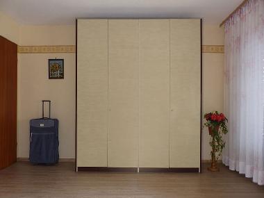 Schlafzimmer 1 / groer 4 triger Kleiderschrank fr Ihr reichhaltiges Reisegepck