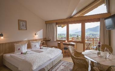 Schlafzimmer Wohnung Sonnenschein mit Essecke