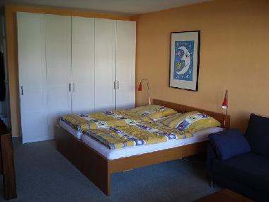 Doppelbett und gerumiger Schrank