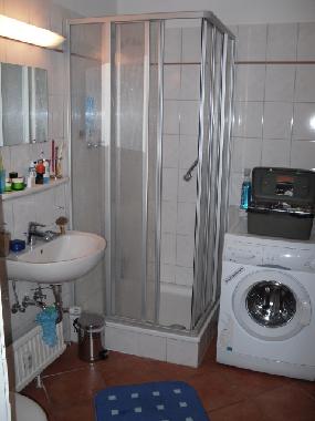Bad mit WC, Dusche und Waschmaschine