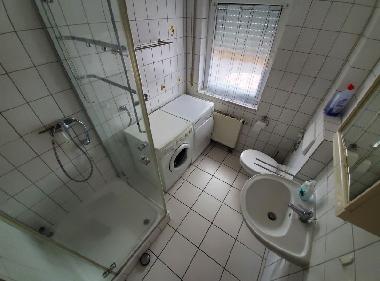 Dusche/WC. Waschmaschine u. Trockner
