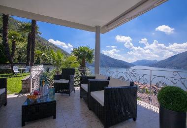 Terrasse mit Eingang zum Pool