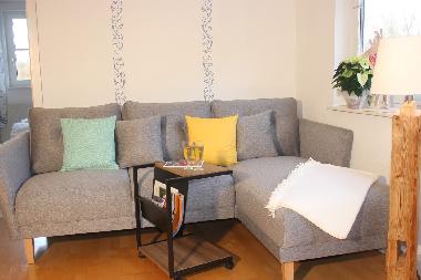 Gemtliches Sofa mit Ottomane