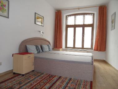 Erstes Schlafzimmer mit Doppelbett