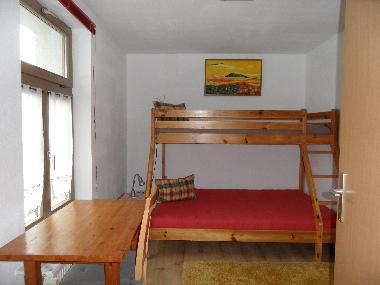 Zweites Schlafzimmer mit Etagenbett, d.h. unten Doppelbett und oben Einzelbett