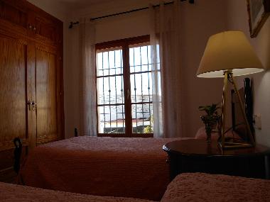 Schlafzimmer mit 2 Betten, Kleiderschrank / Wandschrank und Klim