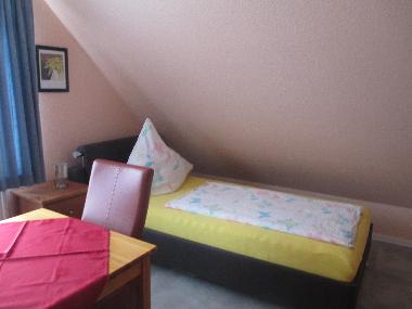 Schlafzimmer mit 2 Einzelbetten oben