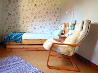 Schlafraum im Erdgeschoss mit Einzelbett
