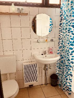 Kleines Bad mit Dusche