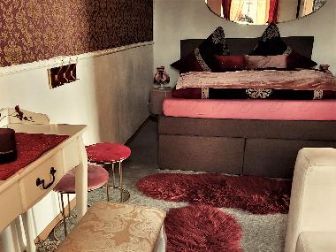 eines der zwei Schlafzimmer mit Blick zu den Donauauen