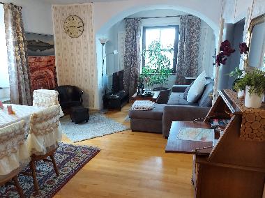 groes helles Wohn-esszimmer mit Aussicht ber die Dcher der Stadt