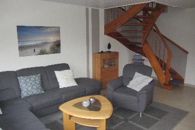 Wohnzimmer mit Treppe ins Obergeschoss