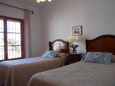 Schlafzimmer mit 2 Betten, Kleiderschrank / Wandschrank und Klim