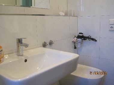 gro�es Waschbecken und Bidet