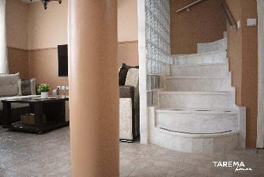 Wohnbereich / Treppe zur oberen Etage