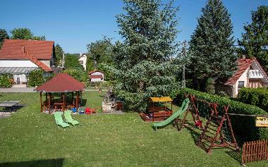 Garten mit Spielplatz, Tischtennis, usw.