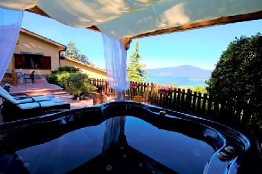 Ferienhaus mit Pool Jacuzzi und Seeblick