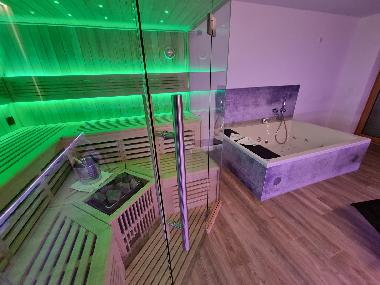 Sauna mit Whirlwanne 