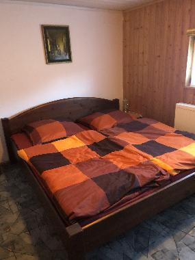 Ruhiges Schlafztimmer mit Doppelbett