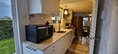 Die gut ausgestattete K�che mit Sp�lmaschine, Backofen, Senseo, Pulverkaffeemaschine, Kaffeem�hle, T