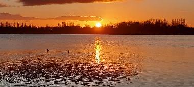 Der Sonnenuntergang am See de Groote Vliet, im April.