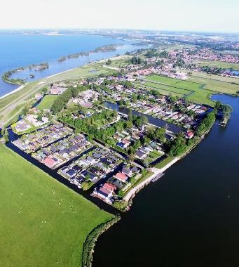 Luftansicht des Vakantiepark de Groote Vliet. Im Vordergrund ist der Seede Groote Vliet, von dem uns