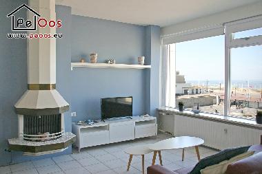 Wohnzimmer mit TV und Kamin