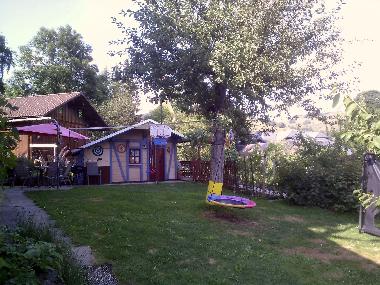 Gartenhaus mit Spiele und Garten zum spielen