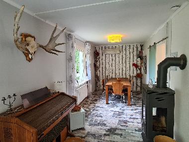 Wohnzimmer mit Essbereich und Kamin