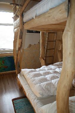 Schlafzimmer mit Natur-Etagenbett f�r 4 Erwachsene