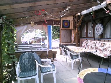 berdachte Pergola mit Grill