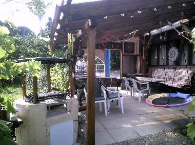 Pergola mit Grill und Sitzm�glichkeiten �berdacht