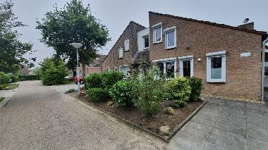 Vorderseite des Hauses mit Stellpltze fr PKW!