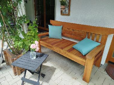 Ruhebank vor der Ferienwohnung
