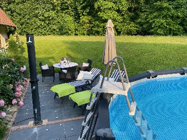 Terrasse am (aufgestellten) Pool