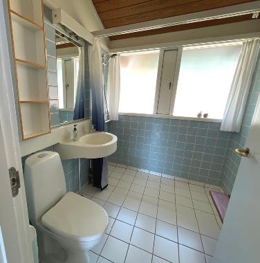 Helles Badezimmer mit Dusche - freundlich gestaltet in warmen Farben