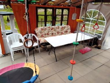 �berdachte Veranda mit Grill und Spiele
